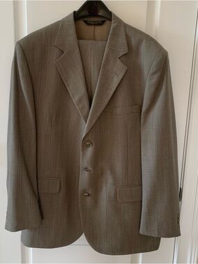 Men's Tailored Plaid Suit in Gray/Tan